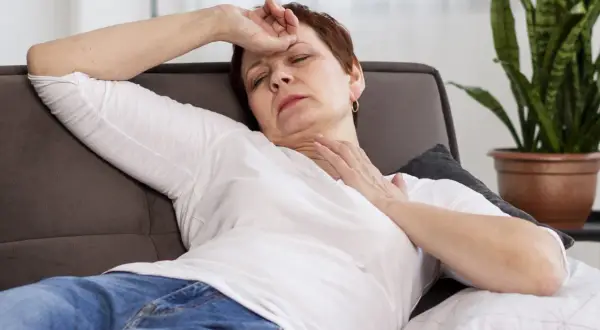 Uderzenia gorąca w menopauzie: Jak sobie radzić? Skuteczne metody
