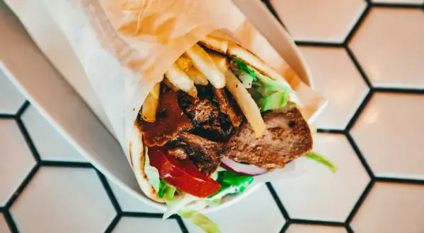 Pyszny kebab z mięsem, frytkami, warzywami i sosem. Zastanawiasz się, ile kalorii ma kebab?