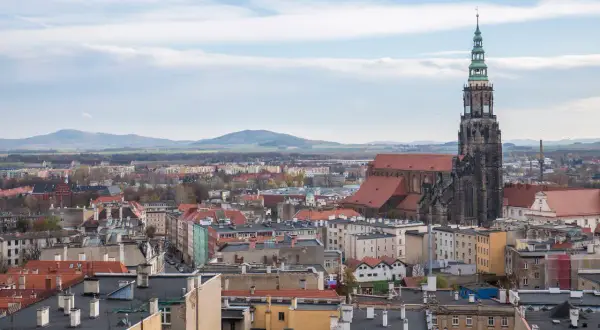 Widok na Świdnicę z górującą nad miastem wieżą katedry. Wspaniałe świdnickie atrakcje czekają na odkrycie.