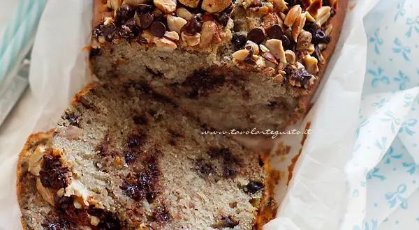 Plumcake alla banana soffice e goloso, con gocce di cioccolato e noci croccanti in superficie. Perfetto per la colazione o la merenda.