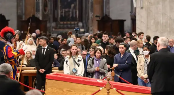 Kto siedzi za trumną w kościele? Zrozumienie ważnych tradycji
