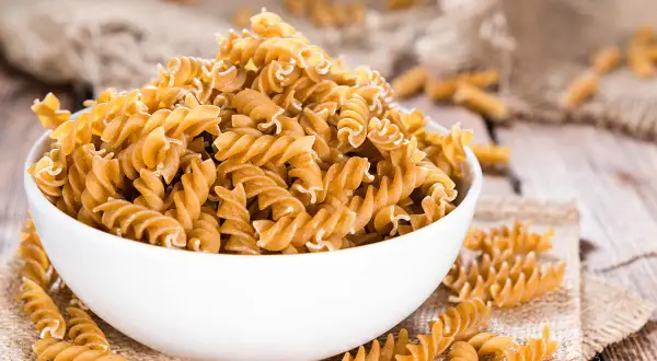 Una ciotola di fusilli integrali, un alimento che molti credono faccia ingrassare, ma che in realtà, se consumato con moderazione, è un'ottima fonte di fibre.