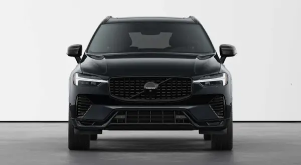 Elegancki, czarny Volvo XC60 Black Edition z charakterystycznym grillem i światłami LED.