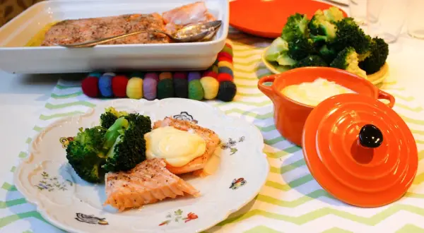 Lax med broccoli och en enkel hollandaisesås. En härlig måltid som är lätt att laga.
