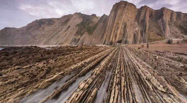 Impresionante playa de Zumaia, España, con formaciones rocosas que parecen sacadas de Juego de Tronos.