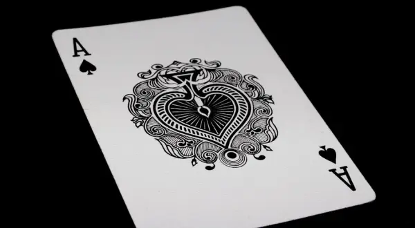 Znaczenie kart tarota: 9 Pik - Co oznacza ta karta i jej znaczenie?
