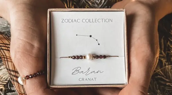 Bransoletka z symbolem Barana i granatem, część kolekcji ZODIAC COLLECTION.