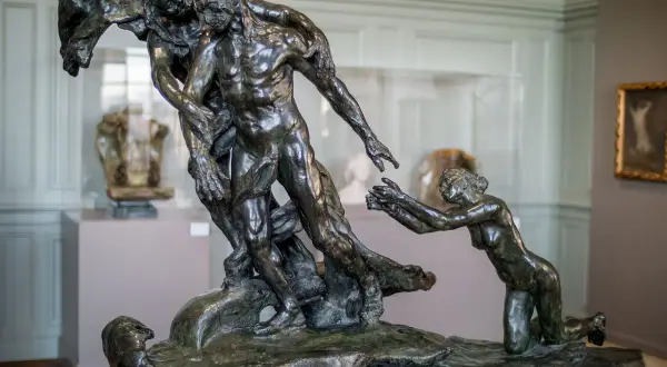 Dynamiczne dzieła Camille Claudel: walka postaci, jedna wyciąga ręce do drugiej.