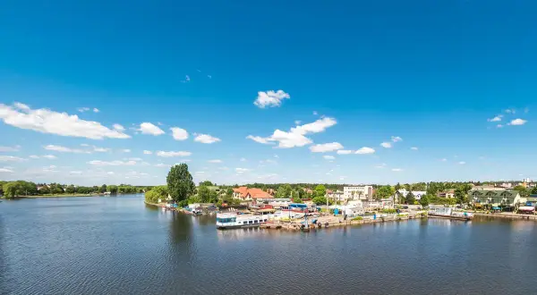 Port w Augustowie z widokiem na jezioro i zabudowania. Idealne miejsce na odkrywanie augustowskich atrakcji.