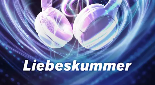 Kopfhörer im lila-blauen Lichtwirbel, die zum Soundtrack von Liebeskummer-Liedern passen.