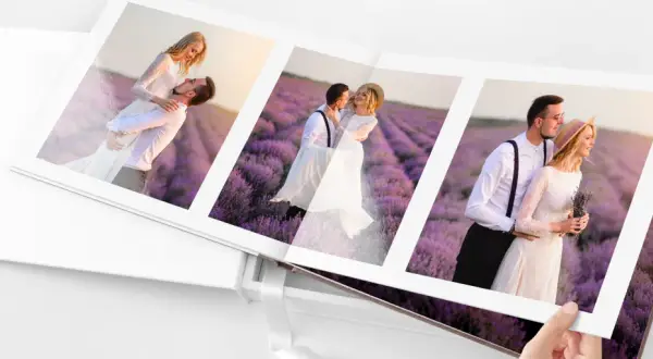 Piękne fotoksiążka ślubna przykłady z parą młodą na polu lawendy. Elegancka oprawa z białą wstążką.
