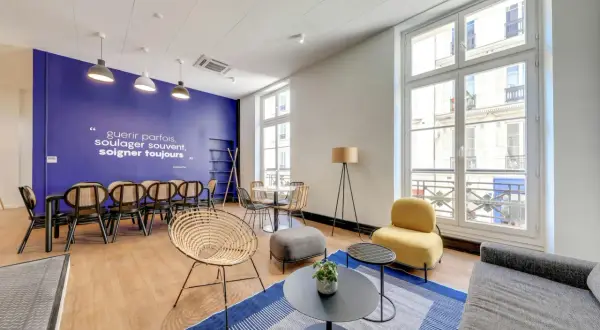 Un espace de travail lumineux et accueillant, idéal pour l'organisation et la collaboration. Des sièges confortables, des tables et une décoration inspirante.