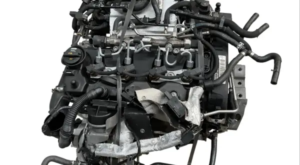 Motor diésel complejo, que explica qué significa TDI en un coche. Múltiples mangueras, cables y componentes metálicos.