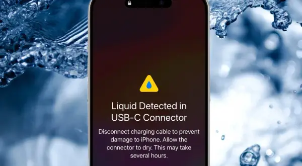 iPhone wpadł do wody, ale działa. Wyświetla komunikat o wykryciu płynu w złączu USB-C i zaleca wysuszenie.
