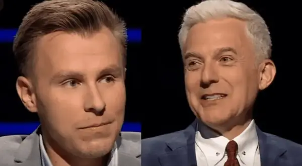 Dwaj mężczyźni w garniturach, jeden młodszy, drugi starszy z siwymi włosami, na czarnym tle.