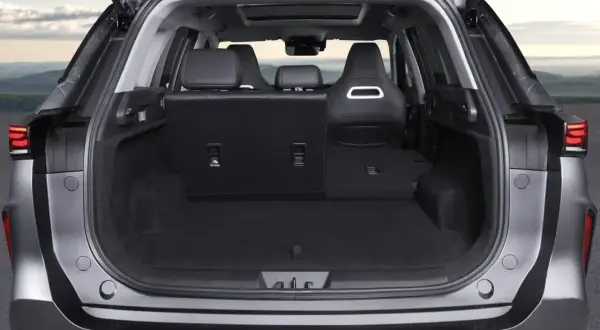 Maletero abierto de un coche, mostrando su gran capacidad. Las medidas ebro s700 son ideales para viajes largos.