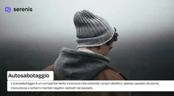 Ragazzo con cappello grigio, con testo su autosabotaggio nelle relazioni. Comportamento inconscio che ostacola obiettivi, causato da paure.