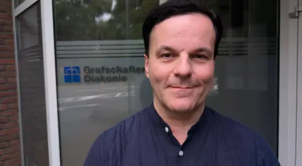 Mann vor Grafschafter Diakonie-Gebäude. Hier gibt es sozialberatung bei Krankheit.