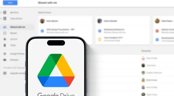 Telefon z logo Google Drive na ekranie, w tle interfejs usługi.