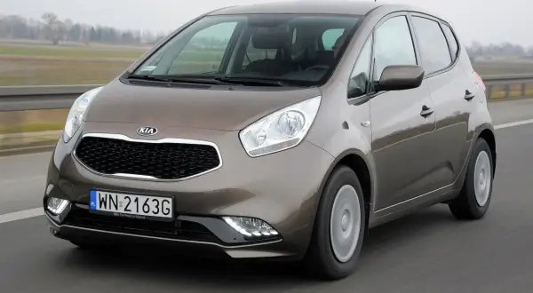 Brązowe Kia Venga w ruchu drogowym. Opinie mechaników o tym modelu są zazwyczaj pozytywne, chwalą jego niezawodność.