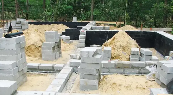 Czym malować ściany fundamentowe, aby uniknąć kosztownych błędów?