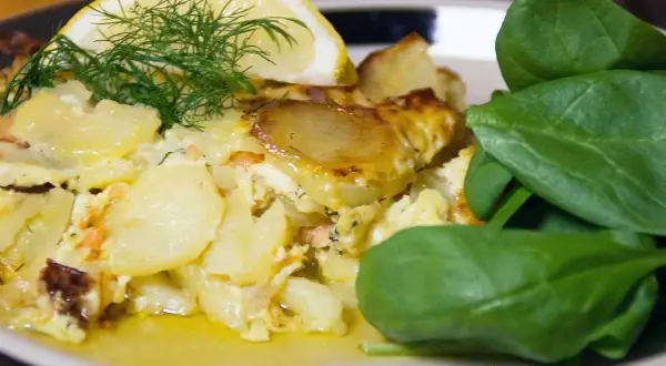 Enkel laxpudding med potatis, dill och citron. Serveras med färsk spenat.