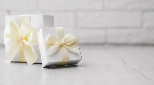 Najlepsze prezenty ślubne dla koleżanki z pracy, które zachwycą