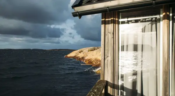 Vacker utsikt från strandvillan i Lysekil över ett stormigt hav och klippor.