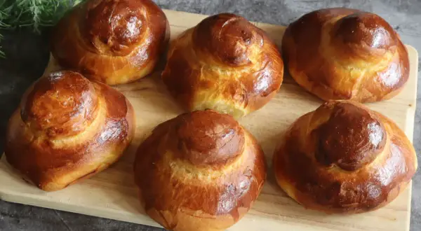 Six brioches italiennes dorées et moelleuses, prêtes à être dégustées.