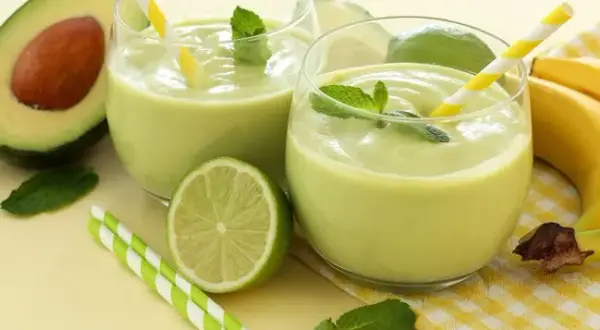 Batido de aguacate y plátano: Receta cremosa, trucos y beneficios