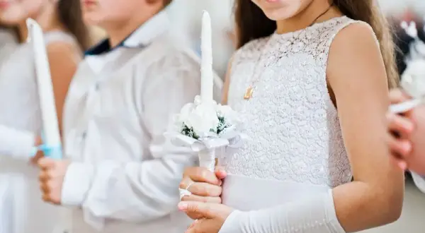 Jak dziecko ma zaprosić na komunię? Oto sprawdzone sposoby i porady