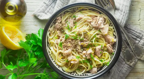 Spaghetti z tuńczykiem: Idealny obiad w 20 min? Sprawdź przepis!
