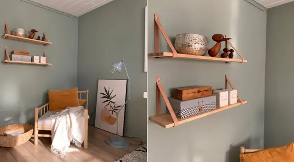 Beruhigende wandfarbe im arbeitszimmer mit Holzregalen, die mit Deko und Boxen bestückt sind. Ein Sessel mit Kissen und Decke lädt zum Verweilen ein.