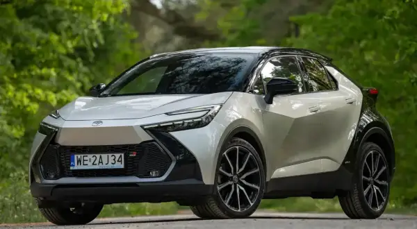Nowy Toyota C-HR GR Sport w białym kolorze, z czarnym dachem, prezentuje się dynamicznie. Idealny do miasta, a jego niskie **toyota chr spalanie** zachwyca.