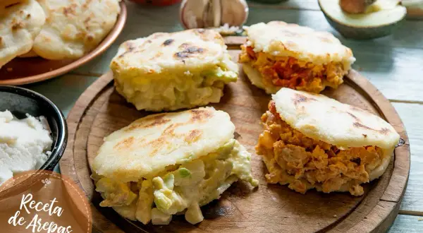Arepas colombianas rellenas de pollo y aguacate, listas para disfrutar.