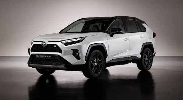 Biały Toyota RAV4 Hybrid GR Sport 2023 z czarnym dachem i felgami, prezentujący sportowy design.