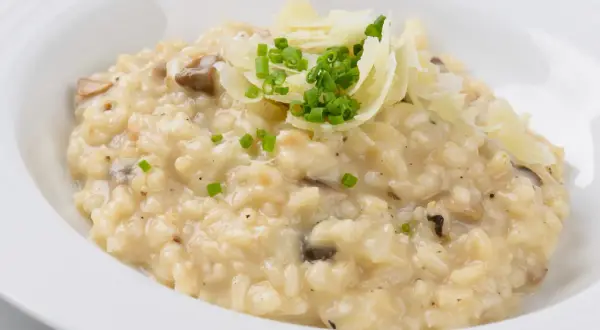 Cremiges Pilzrisotto mit Parmesan und Schnittlauch. Der Unterschied bei der Zubereitung von Risotto Reis macht diese Köstlichkeit aus.