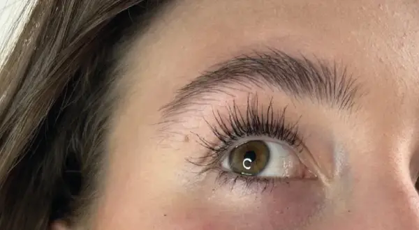 Occhi con ciglia lunghe e folte, effetto ciglia finte ottenuto con mascara.