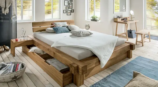Un letto fai da te in legno massiccio con pratici cassetti, cuscini decorativi e una vista luminosa dalle finestre.