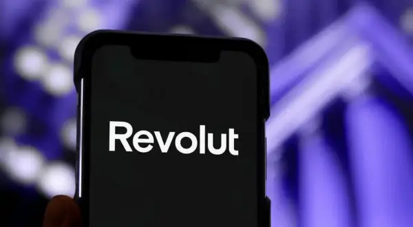 Smartfon z logo Revolut. Szybkie płatności Revolut Pay ułatwiają codzienne transakcje.