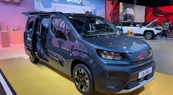 Nuovo Fiat Qubo 2026, un veicolo versatile con porte aperte, pronto per l'avventura.