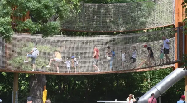 Rodziny bawią się na wielopoziomowych kładkach z siatki, zjeżdżalni i drabinkach. To z pewnością najlepszy park linowy w Polsce!