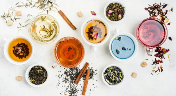 Assortiment de thés colorés, dont une tisane anti inflammatoire, avec des épices et des sucres.