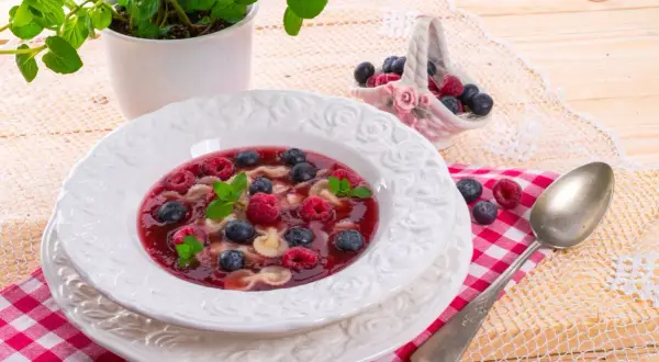 Zupa owocowa: przepis idealny. Sekrety smaku i bez grudek!