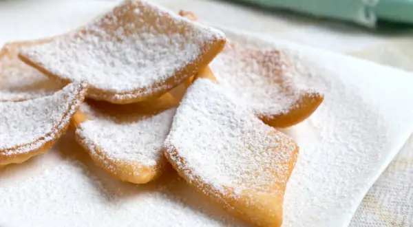 Leckere Schmalzkuchen, bestäubt mit Puderzucker. Ein einfaches schmalzkuchen rezept für den Genuss.
