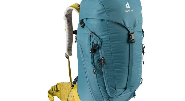 Mochila Deuter azul turquesa y amarilla, ideal como material para el Camino de Santiago. Resistente y cómoda para largas caminatas.
