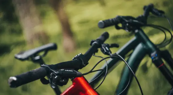 Kierownica enduro: Jak wybrać komfort i kontrolę na szlaku?