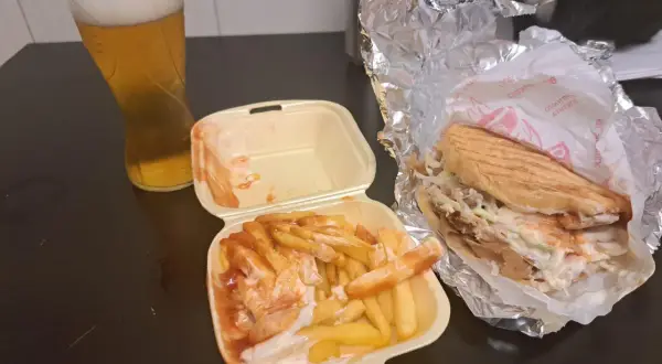 Ile kcal ma kebab box z frytkami? Zaskakujące fakty o kaloriach
