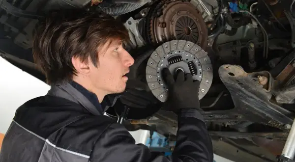 Miękki pedał sprzęgła? Odpowietrz układ i oszczędź na mechaniku!