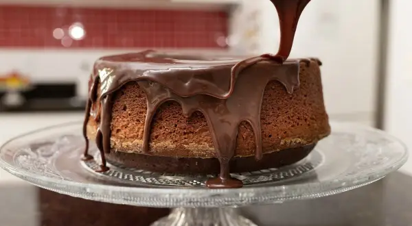 Jak uratować za rzadka polewa czekoladowa? Wylewana na tort, tworzy apetyczne sople.